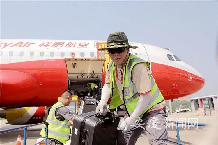 高温货仓里的坚守 40℃下装卸人用汗水为大动脉保驾起航